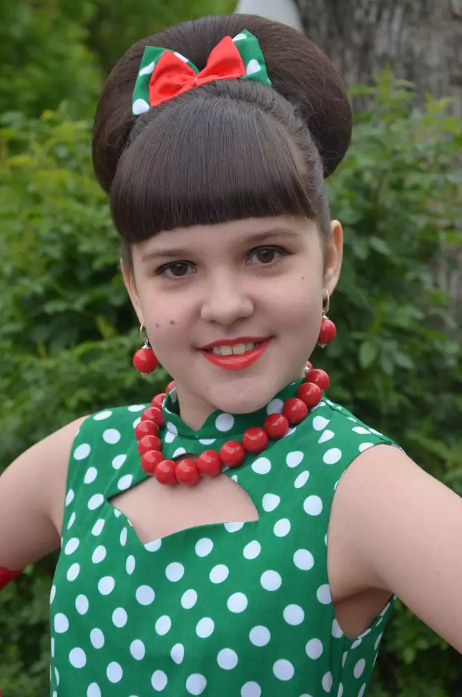 Coafuri pentru fete în stil stil (30 de fotografii): Cum să faci o coafură de stil de păr lung la un copil? Instrucțiuni pas cu pas 16827_5