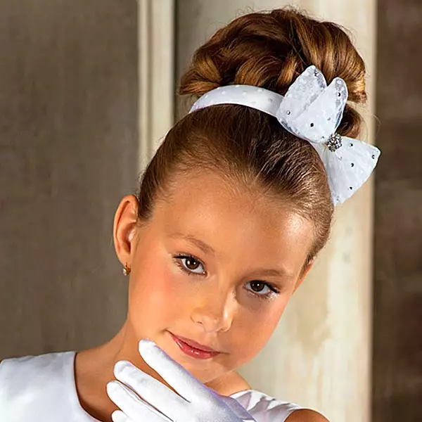 Gaya rambut untuk anak perempuan dalam gaya gaya (30 foto): Cara membuat gaya rambut gaya rambut panjang ke anak? Instruksi langkah demi langkah 16827_7