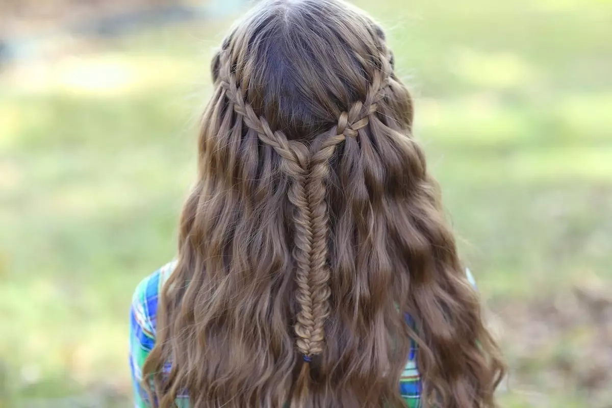 Frisurer med flydende hår til skole (30 billeder): Sådan laver du en lys og smuk skole frisyre med semistle og bladhår? 16828_20