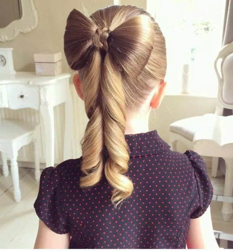 ヘアスタイル - 女の子のための弓：子供に長い髪の弓を作るためにステップバイステップの方法は？美しい子供のヘアスタイルの例 16832_10