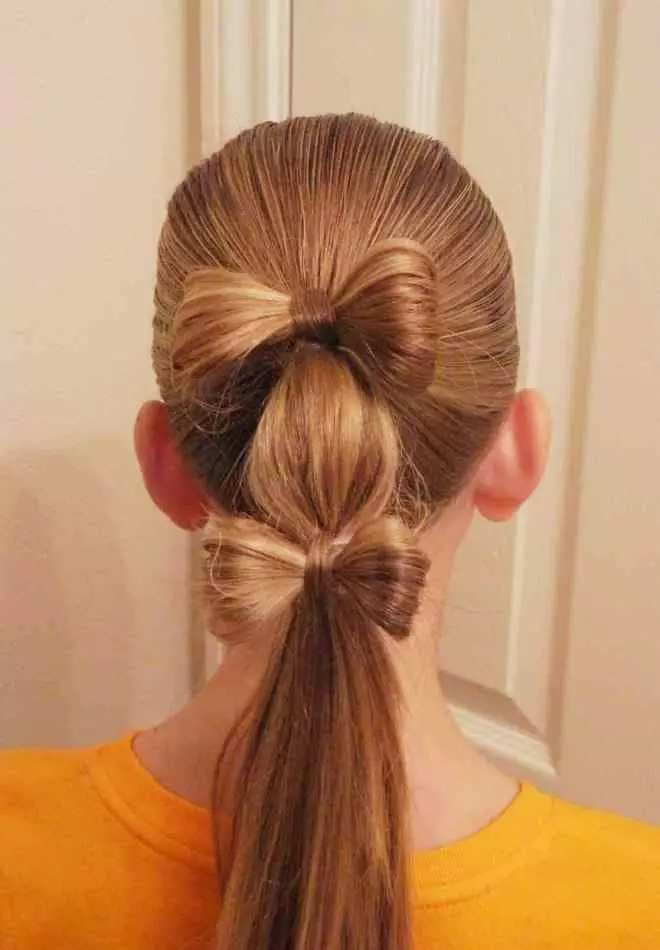 Coiffure pour la fille: comment marcher à pas pour faire un arc de cheveux longs chez un enfant? Exemples de belles coiffures pour enfants 16832_11
