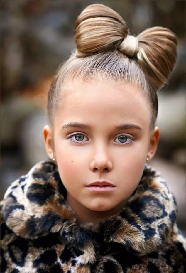 Kız için saç modeli-yay: Bir çocuğa uzun saçlı bir yay yapmak için adım adım nasıl adım atılır? Güzel çocuk saç modellerinin örnekleri 16832_12