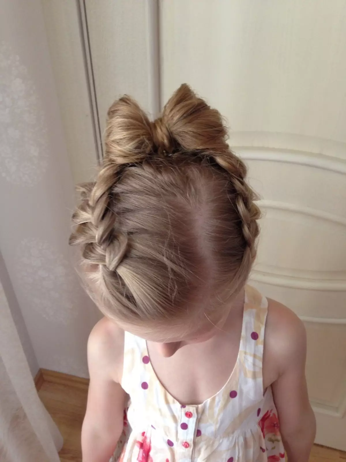 Hairstyle-Bow για το κορίτσι: Πώς να βήμα προς βήμα για να κάνετε ένα τόξο μακριά μαλλιά σε ένα παιδί; Παραδείγματα όμορφων χτενισμάτων των παιδιών 16832_16