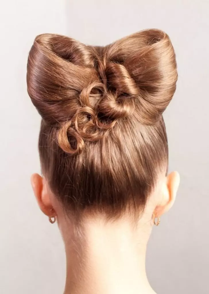 ヘアスタイル - 女の子のための弓：子供に長い髪の弓を作るためにステップバイステップの方法は？美しい子供のヘアスタイルの例 16832_17