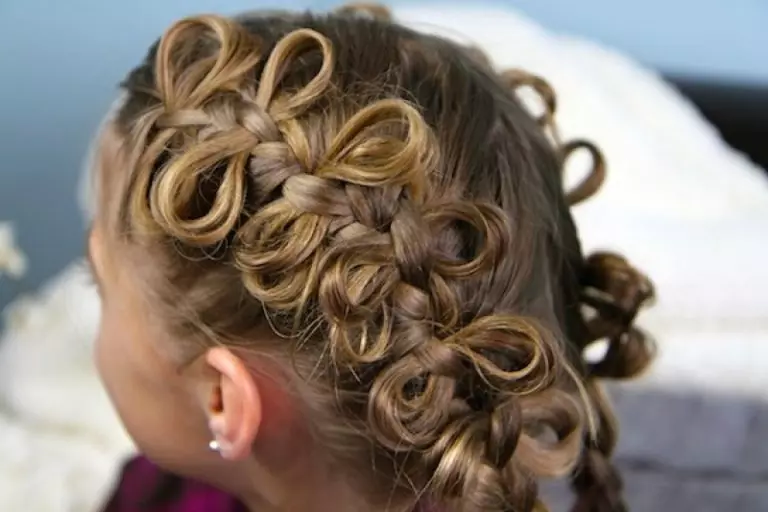 Coiffure pour la fille: comment marcher à pas pour faire un arc de cheveux longs chez un enfant? Exemples de belles coiffures pour enfants 16832_34