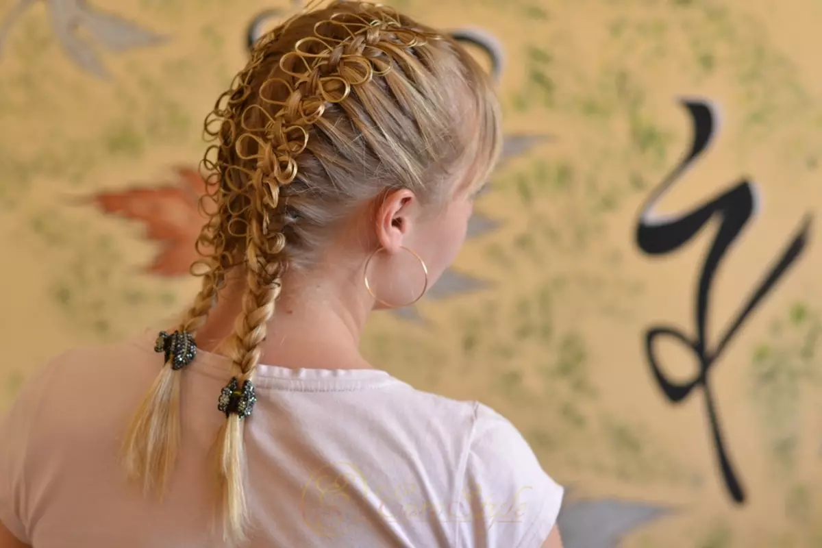 ヘアスタイル - 女の子のための弓：子供に長い髪の弓を作るためにステップバイステップの方法は？美しい子供のヘアスタイルの例 16832_35