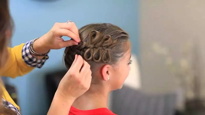 Coiffure pour la fille: comment marcher à pas pour faire un arc de cheveux longs chez un enfant? Exemples de belles coiffures pour enfants 16832_36