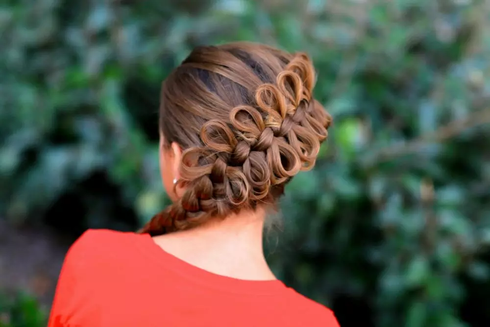 Coiffure pour la fille: comment marcher à pas pour faire un arc de cheveux longs chez un enfant? Exemples de belles coiffures pour enfants 16832_37