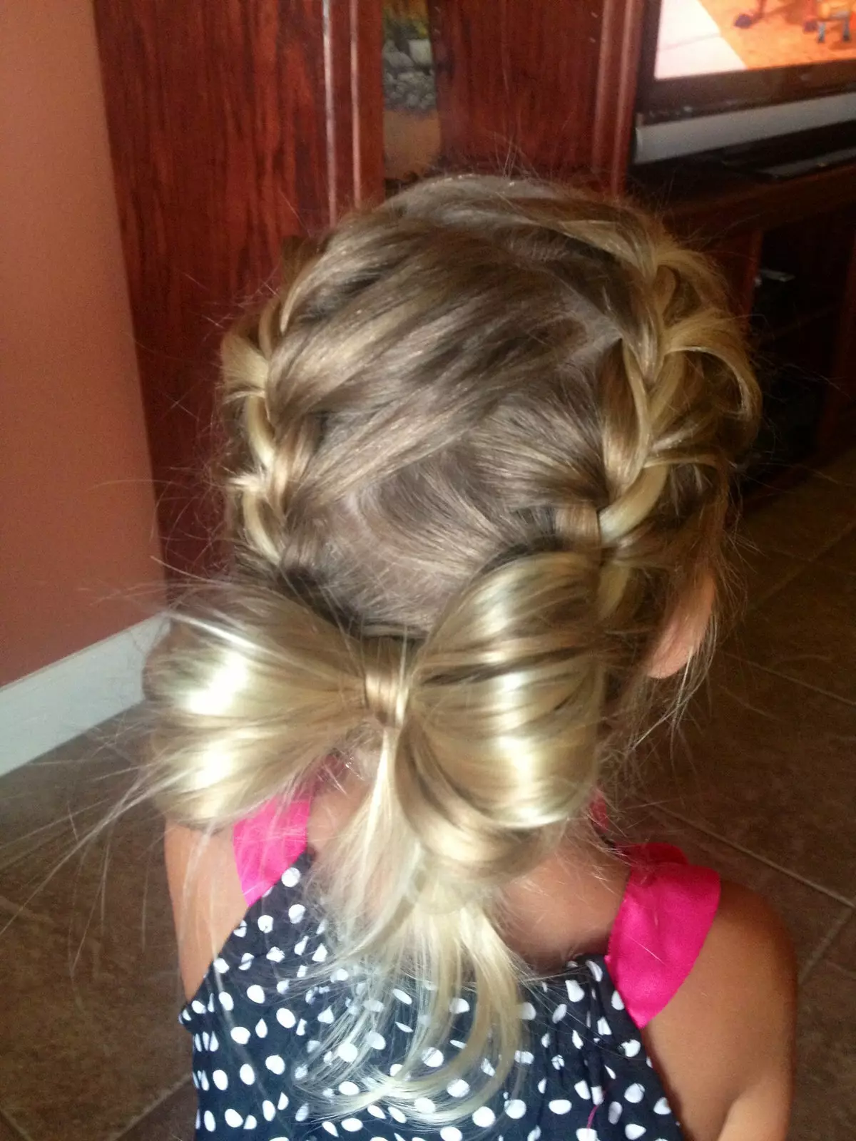 Coiffure pour la fille: comment marcher à pas pour faire un arc de cheveux longs chez un enfant? Exemples de belles coiffures pour enfants 16832_41