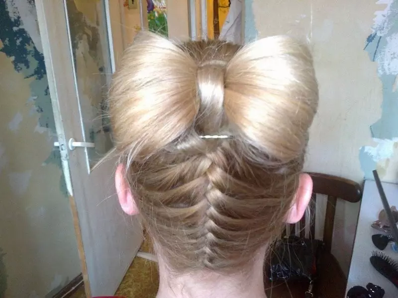 ヘアスタイル - 女の子のための弓：子供に長い髪の弓を作るためにステップバイステップの方法は？美しい子供のヘアスタイルの例 16832_44