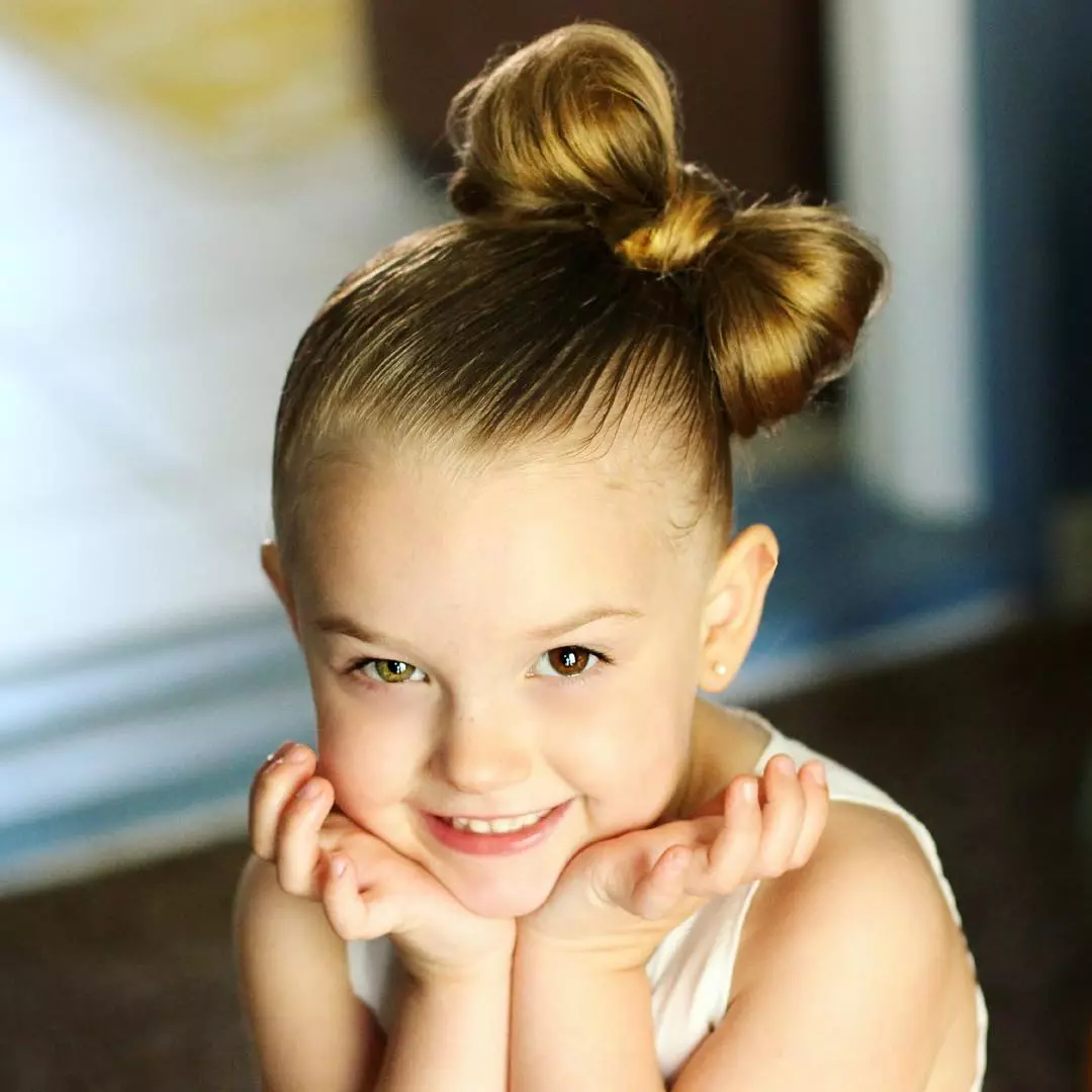 Hairstyle-Bow για το κορίτσι: Πώς να βήμα προς βήμα για να κάνετε ένα τόξο μακριά μαλλιά σε ένα παιδί; Παραδείγματα όμορφων χτενισμάτων των παιδιών 16832_45