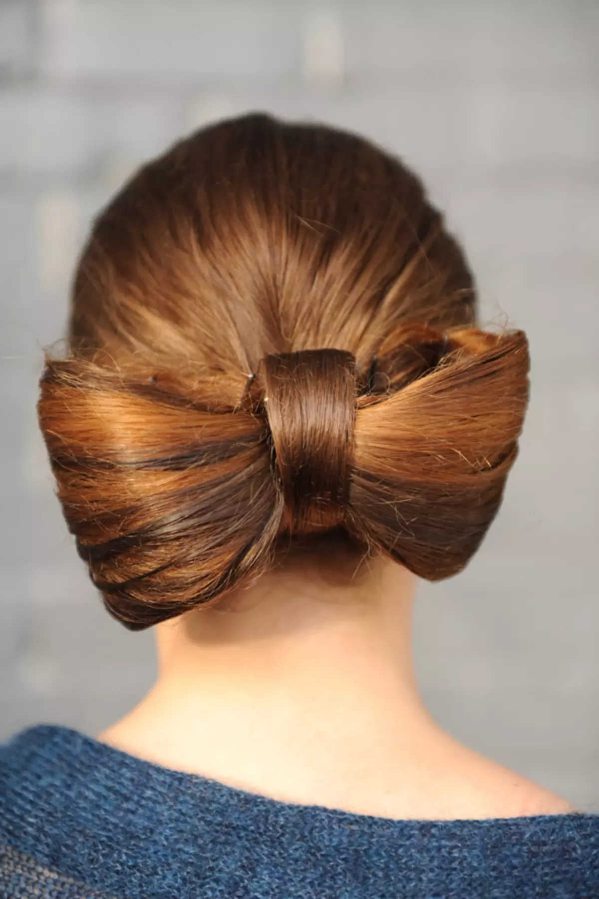 ヘアスタイル - 女の子のための弓：子供に長い髪の弓を作るためにステップバイステップの方法は？美しい子供のヘアスタイルの例 16832_7
