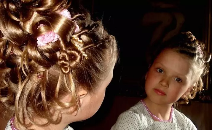 Hairstyles për vajzat me flokë të gjatë (96 foto): Si për të bërë hairstyles të bukur të fëmijëve të thjeshtë me duart e tyre në shtëpi hap pas hapi? 16833_13
