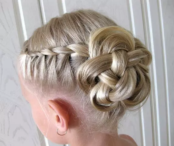 Gaya rambut untuk anak perempuan dengan rambut panjang (96 foto): Cara membuat gaya rambut sederhana anak-anak yang indah dengan tangan mereka sendiri di rumah langkah demi langkah? 16833_14