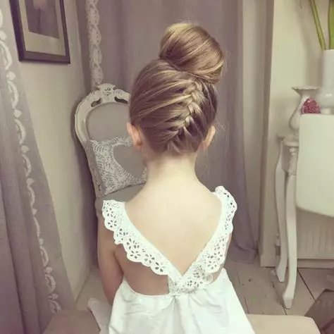 Gaya rambut untuk anak perempuan dengan rambut panjang (96 foto): Cara membuat gaya rambut sederhana anak-anak yang indah dengan tangan mereka sendiri di rumah langkah demi langkah? 16833_17