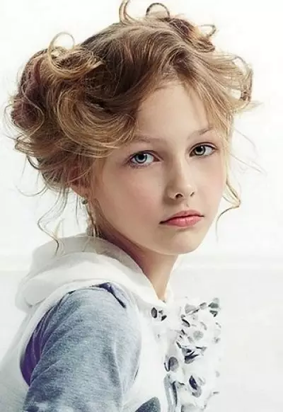 Penteados para meninas com cabelos compridos (96 fotos): Como tornar os lindos penteados simples das crianças com suas próprias mãos em casa passo a passo? 16833_25