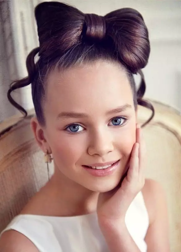 Penteados para meninas com cabelos compridos (96 fotos): Como tornar os lindos penteados simples das crianças com suas próprias mãos em casa passo a passo? 16833_26