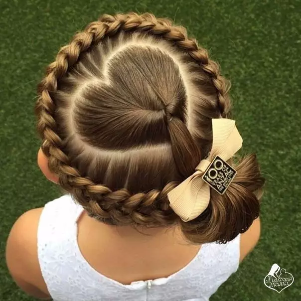 Hairstyles për vajzat me flokë të gjatë (96 foto): Si për të bërë hairstyles të bukur të fëmijëve të thjeshtë me duart e tyre në shtëpi hap pas hapi? 16833_30