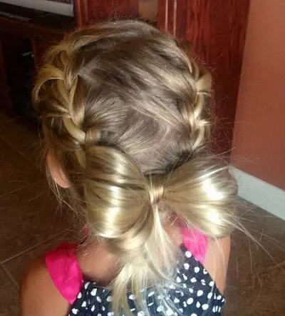 Penteados para meninas com cabelos compridos (96 fotos): Como tornar os lindos penteados simples das crianças com suas próprias mãos em casa passo a passo? 16833_31