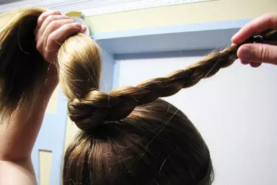 Haarstyle vir meisies met lang hare (96 foto's): Hoe om kinders se pragtige eenvoudige haarstyle met hul eie hande by die huis stap vir stap te maak? 16833_33
