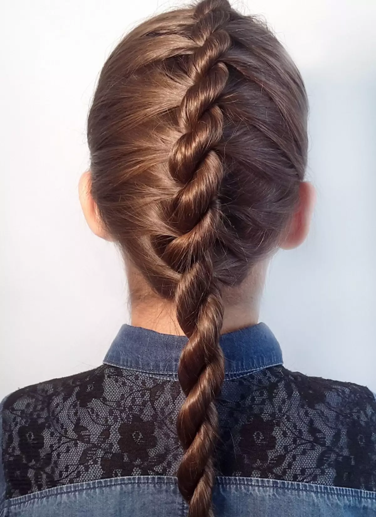 Penteados para meninas com cabelos compridos (96 fotos): Como tornar os lindos penteados simples das crianças com suas próprias mãos em casa passo a passo? 16833_35
