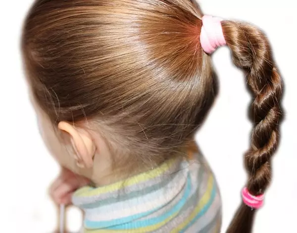 Penteados para meninas com cabelos compridos (96 fotos): Como tornar os lindos penteados simples das crianças com suas próprias mãos em casa passo a passo? 16833_36