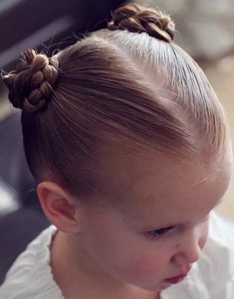 Hairstyles për vajzat me flokë të gjatë (96 foto): Si për të bërë hairstyles të bukur të fëmijëve të thjeshtë me duart e tyre në shtëpi hap pas hapi? 16833_45