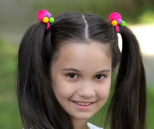 Haarstyle vir meisies met lang hare (96 foto's): Hoe om kinders se pragtige eenvoudige haarstyle met hul eie hande by die huis stap vir stap te maak? 16833_48