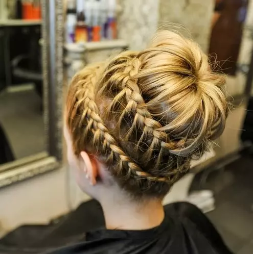 Penteados para meninas com cabelos compridos (96 fotos): Como tornar os lindos penteados simples das crianças com suas próprias mãos em casa passo a passo? 16833_54