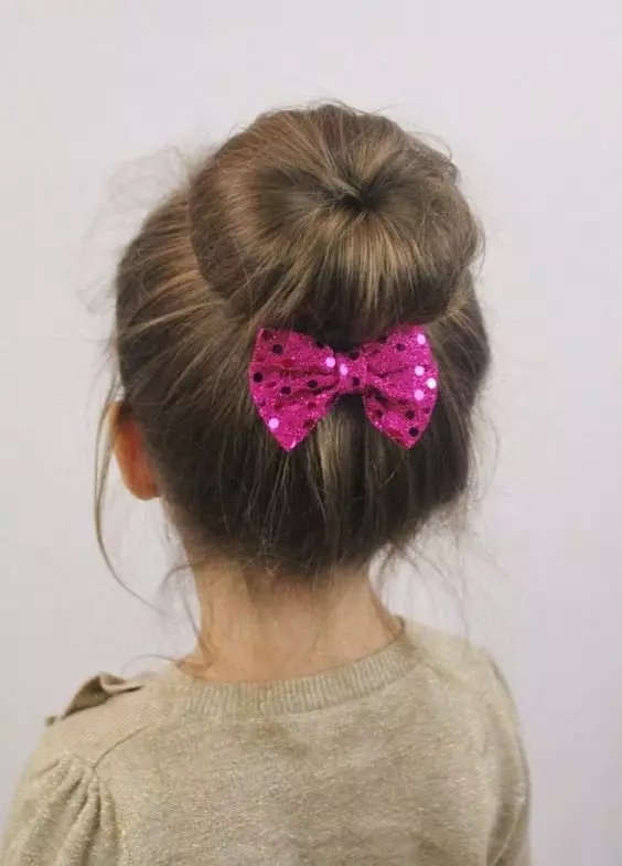 Gaya rambut untuk anak perempuan dengan rambut panjang (96 foto): Cara membuat gaya rambut sederhana anak-anak yang indah dengan tangan mereka sendiri di rumah langkah demi langkah? 16833_55