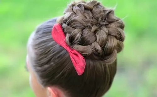 Gaya rambut untuk anak perempuan dengan rambut panjang (96 foto): Cara membuat gaya rambut sederhana anak-anak yang indah dengan tangan mereka sendiri di rumah langkah demi langkah? 16833_57