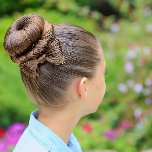 Hairstyles për vajzat me flokë të gjatë (96 foto): Si për të bërë hairstyles të bukur të fëmijëve të thjeshtë me duart e tyre në shtëpi hap pas hapi? 16833_58