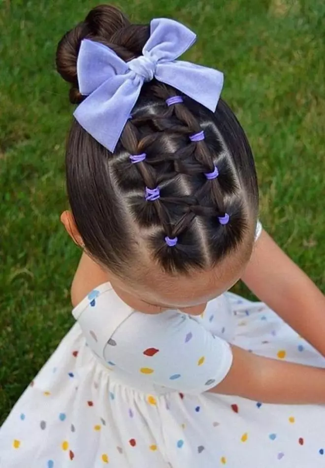 Penteados para meninas com cabelos compridos (96 fotos): Como tornar os lindos penteados simples das crianças com suas próprias mãos em casa passo a passo? 16833_59
