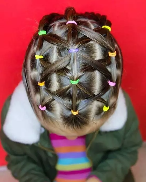 Haarstyle vir meisies met lang hare (96 foto's): Hoe om kinders se pragtige eenvoudige haarstyle met hul eie hande by die huis stap vir stap te maak? 16833_60
