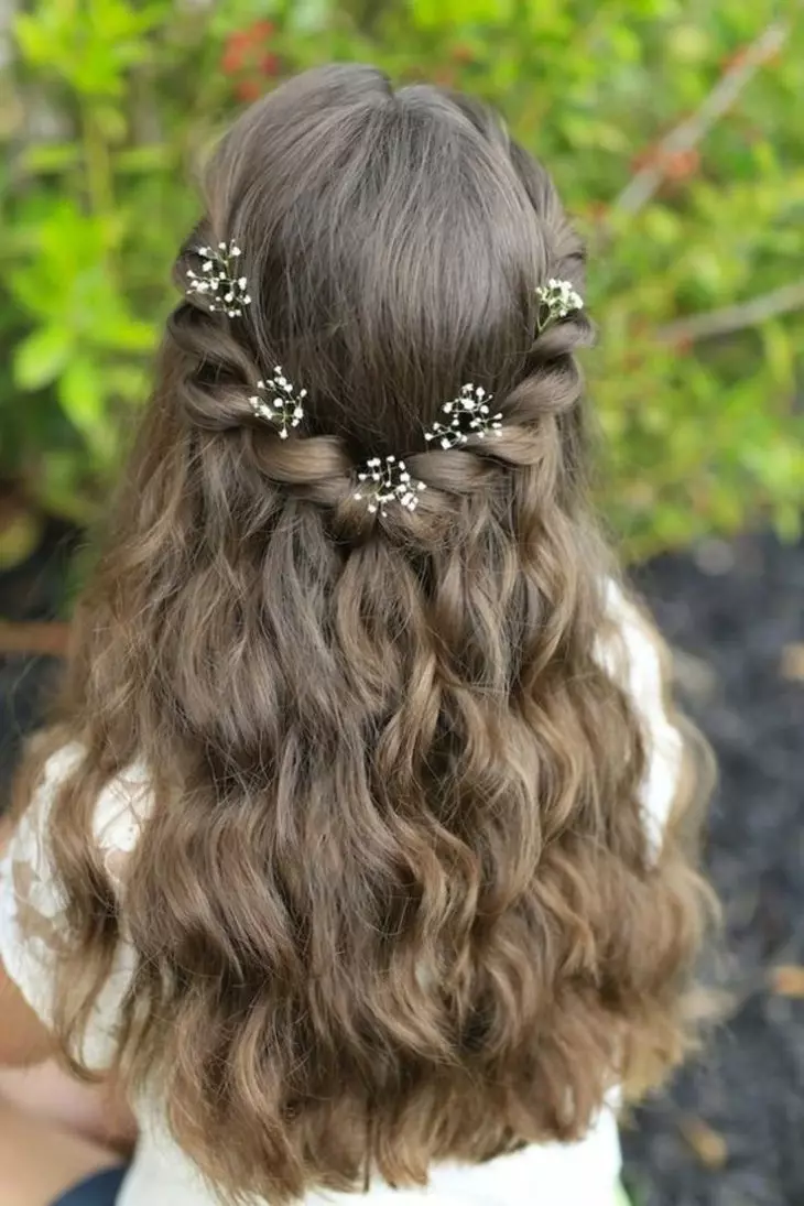 Penteados para meninas com cabelos compridos (96 fotos): Como tornar os lindos penteados simples das crianças com suas próprias mãos em casa passo a passo? 16833_64