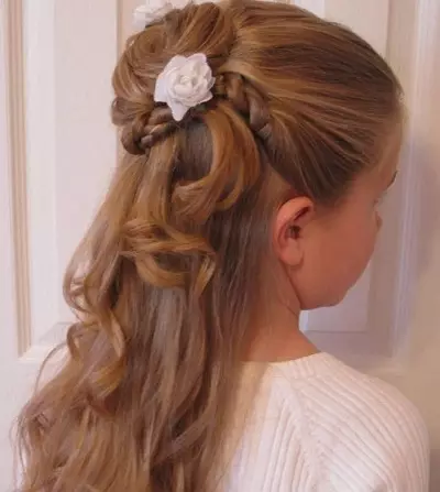 Hairstyles për vajzat me flokë të gjatë (96 foto): Si për të bërë hairstyles të bukur të fëmijëve të thjeshtë me duart e tyre në shtëpi hap pas hapi? 16833_66
