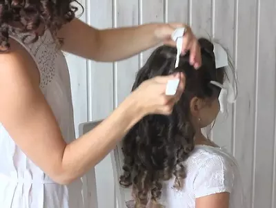 Hairstyles për vajzat me flokë të gjatë (96 foto): Si për të bërë hairstyles të bukur të fëmijëve të thjeshtë me duart e tyre në shtëpi hap pas hapi? 16833_72