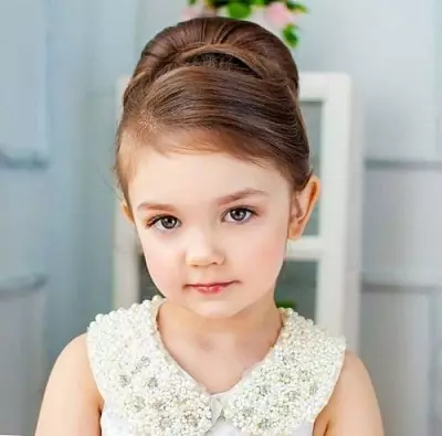 Gaya rambut untuk anak perempuan dengan rambut panjang (96 foto): Cara membuat gaya rambut sederhana anak-anak yang indah dengan tangan mereka sendiri di rumah langkah demi langkah? 16833_75