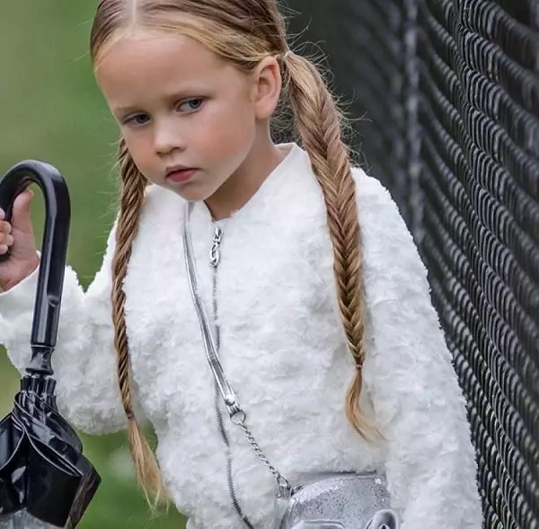 Gaya rambut untuk anak perempuan dengan rambut panjang (96 foto): Cara membuat gaya rambut sederhana anak-anak yang indah dengan tangan mereka sendiri di rumah langkah demi langkah? 16833_8