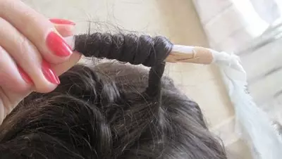 Penteados para meninas com cabelos compridos (96 fotos): Como tornar os lindos penteados simples das crianças com suas próprias mãos em casa passo a passo? 16833_80