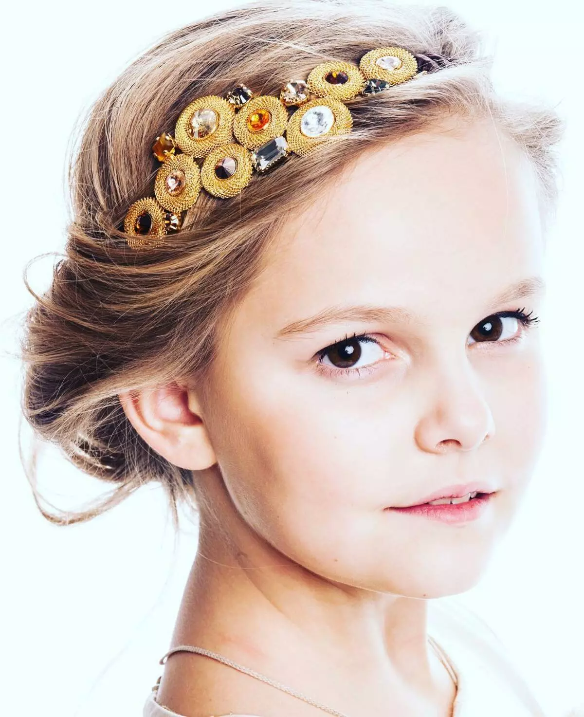 Penteados para meninas com cabelos compridos (96 fotos): Como tornar os lindos penteados simples das crianças com suas próprias mãos em casa passo a passo? 16833_84
