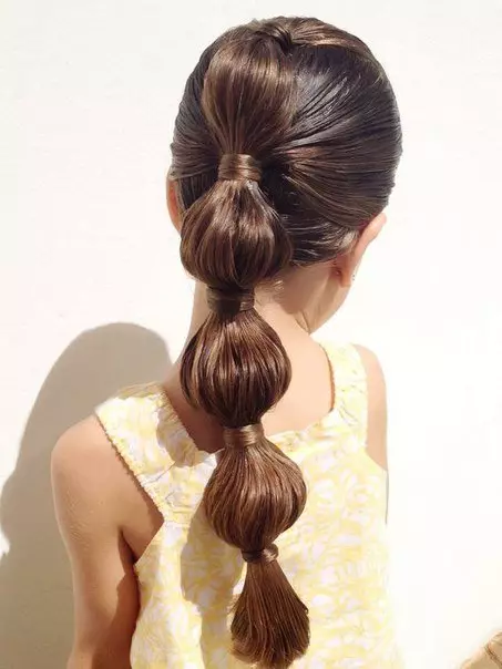 Hairstyles për vajzat me flokë të gjatë (96 foto): Si për të bërë hairstyles të bukur të fëmijëve të thjeshtë me duart e tyre në shtëpi hap pas hapi? 16833_9