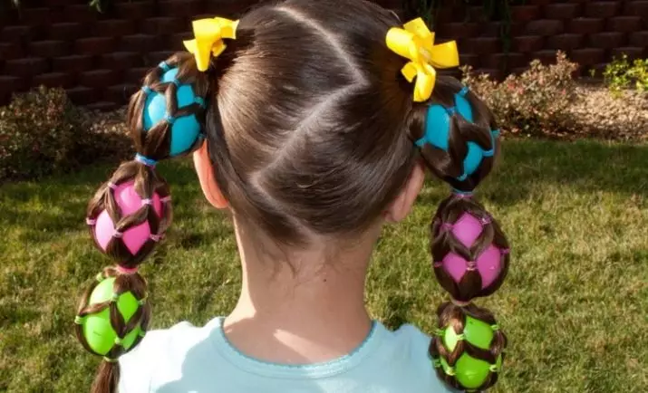 Hairstyles për vajzat me flokë të gjatë (96 foto): Si për të bërë hairstyles të bukur të fëmijëve të thjeshtë me duart e tyre në shtëpi hap pas hapi? 16833_95
