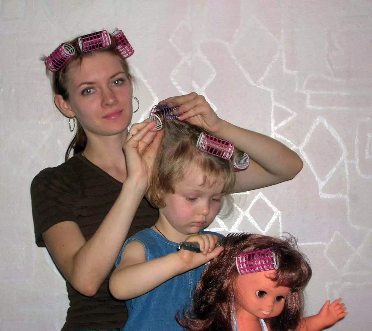 Празнични прически за момичета с дълга коса (55 снимки): как да се направи детски вечерни прически за празника със собствените си ръце у дома? 16836_15