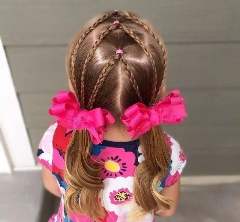 Peinados festivos para niñas con cabello largo (55 fotos): ¿Cómo hacer que los peluqueros de la noche de los niños para las vacaciones con sus propias manos en casa? 16836_19