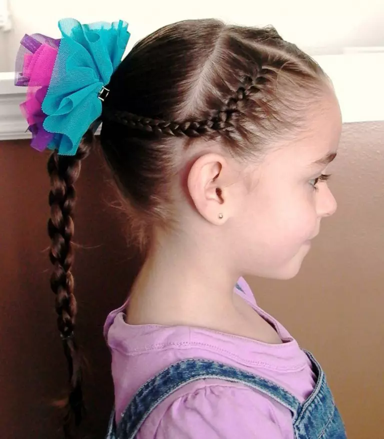 Hairstyles festive për vajzat me flokë të gjatë (55 foto): Si për të bërë hairstyles mbrëmje të fëmijëve për pushime me duart e tyre në shtëpi? 16836_2