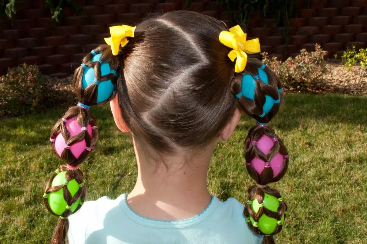 Hairstyles festive për vajzat me flokë të gjatë (55 foto): Si për të bërë hairstyles mbrëmje të fëmijëve për pushime me duart e tyre në shtëpi? 16836_20