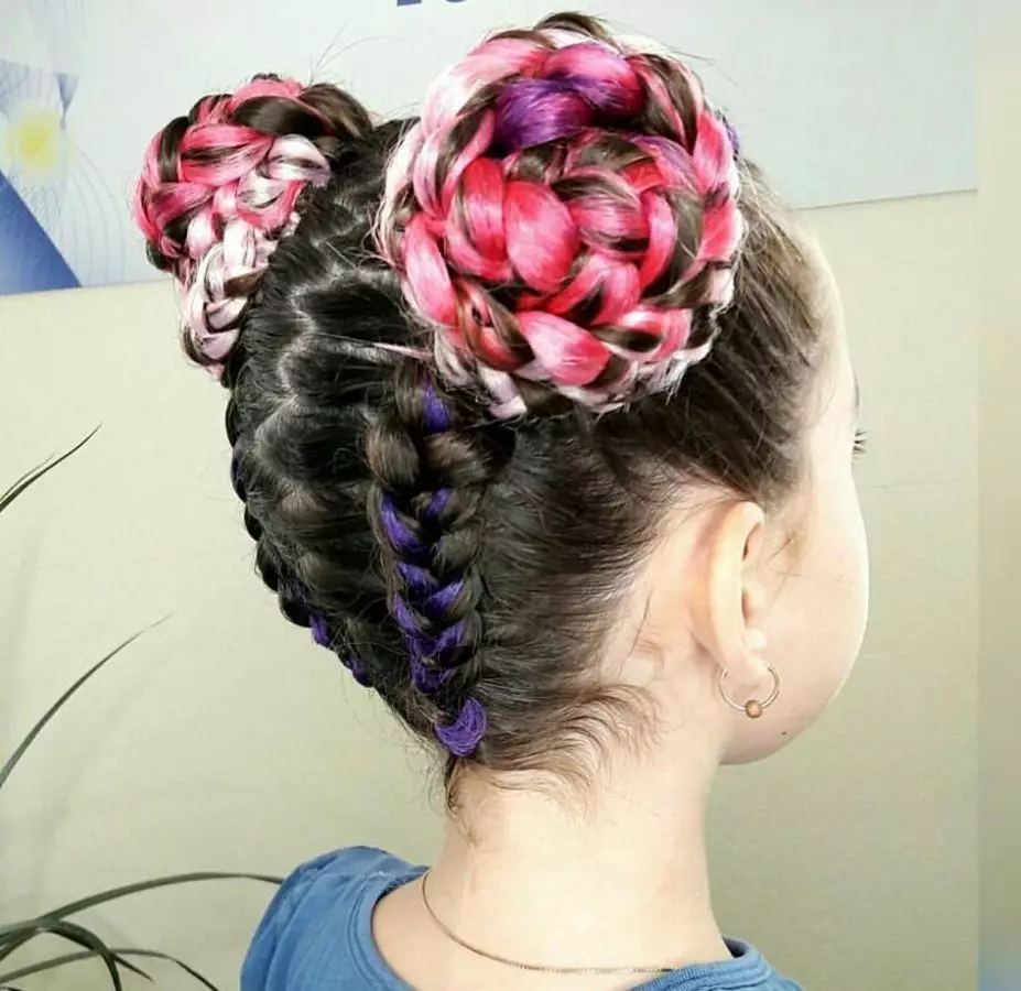 Penteados festivos para meninas com cabelos longos (55 fotos): Como tornar os penteados da noite das crianças para o feriado com suas próprias mãos em casa? 16836_21