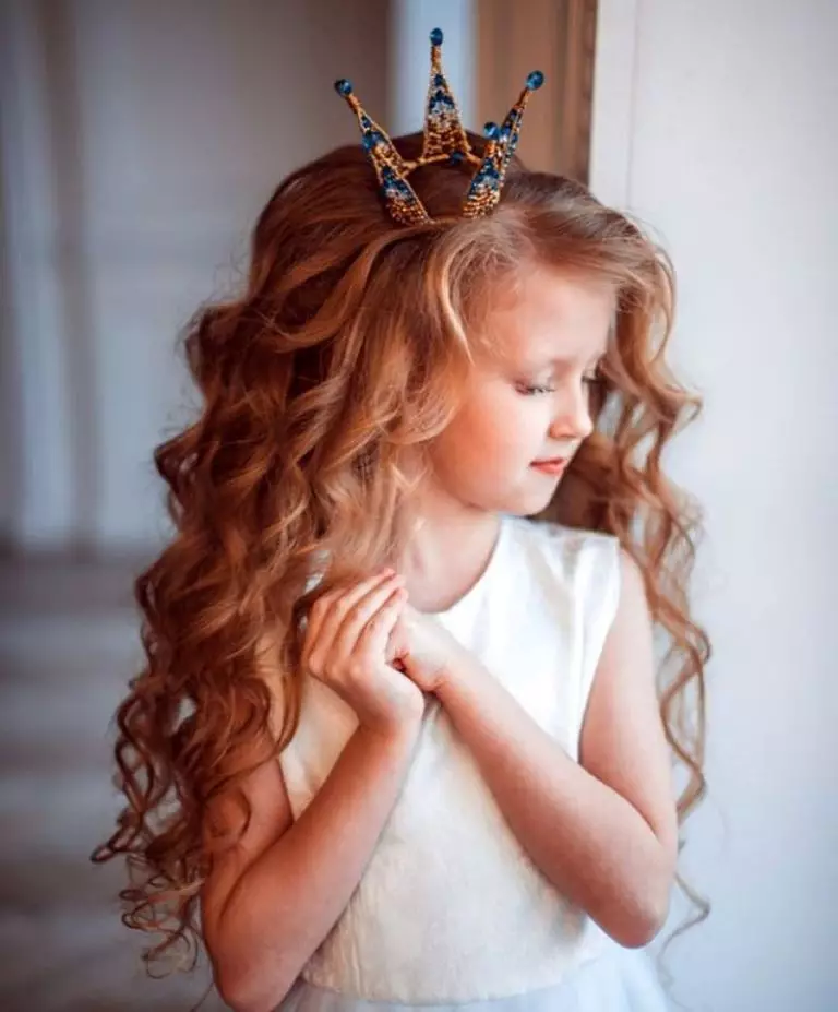 تسريحات الشعر الاحتفالية للفتيات مع شعر طويل (55 صورة): كيفية جعل تسريحات الشعر المسائية للأطفال للعطلة بأيديهم في المنزل؟ 16836_22
