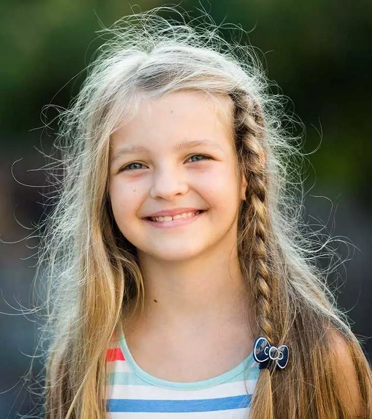 تسريحات الشعر الاحتفالية للفتيات مع شعر طويل (55 صورة): كيفية جعل تسريحات الشعر المسائية للأطفال للعطلة بأيديهم في المنزل؟ 16836_3